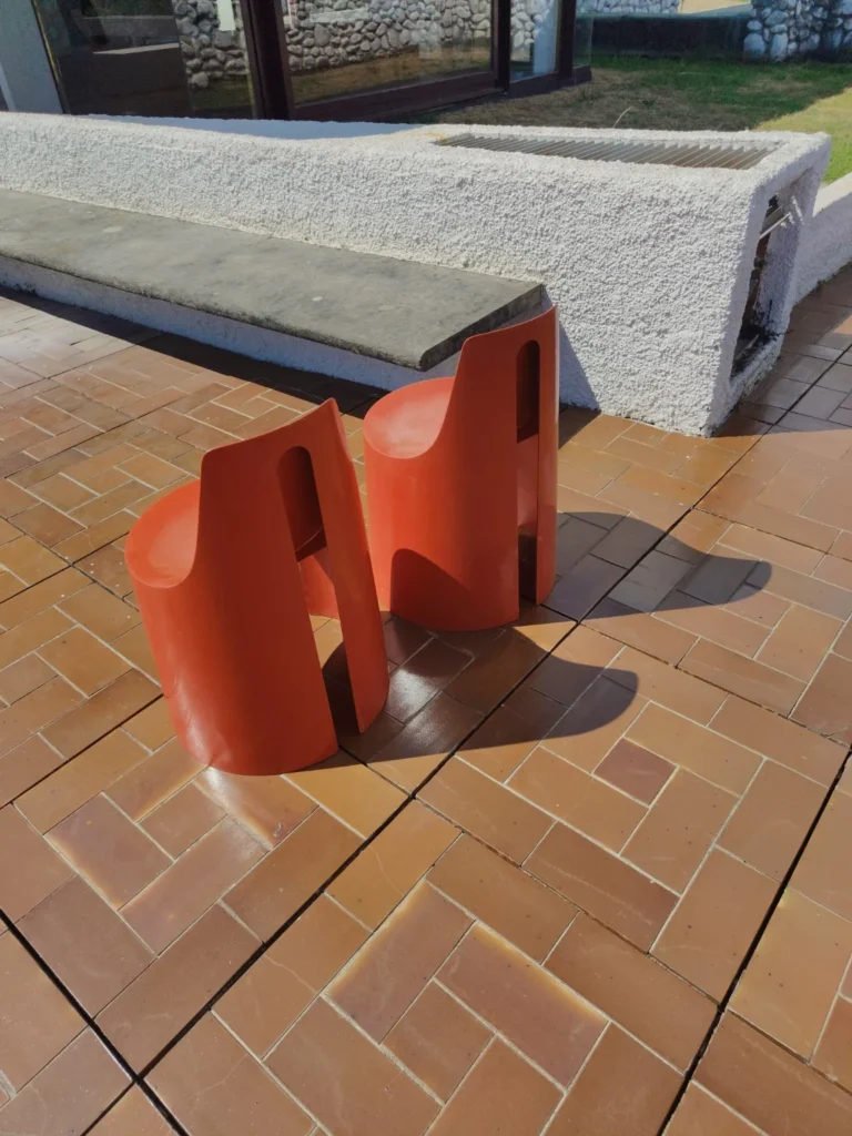 Sedute arancioni sulla terrazza in cotto